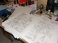 feuille blanches sur une table avec des dessins en crayonné dessus.