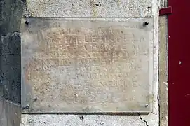 Inscription gravée sur une plaque fixée sur le mur à l'angle de la place Maubert et de la rue Maître-Albert, faisant référence à la crue de la Seine de 1711.