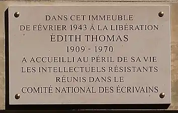 Plaque au no 15 en hommage à Édith Thomas, qui y accueillit des intellectuels résistants en 1943-1944.