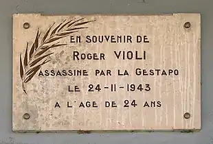La plaque en hommage à Roger Violi, rue Garibaldi à Lyon.