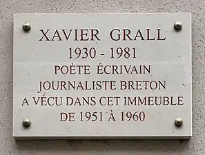 Plaque au no 58 en hommage à Xavier Grall.