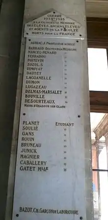 Plaque à la faculté de médecine de Bordeaux.