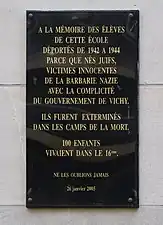 Plaque sur la façade du lycée Janson-de-Sailly en mémoire de ses élèves juifs déportés et exterminés de 1942 à 1944.