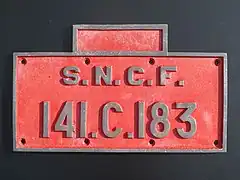 Plaque simplifiée de 141 C, ce modèle équipa les locomotives héritées des anciens réseaux.