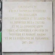 Plaque sur la façade rappelant la restauration.