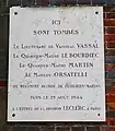 Plaque en hommage à des soldats tués pendant la Libération de Paris (1944), sur un pavillon de garde du bois de Boulogne.