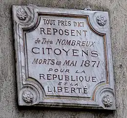Plaque commémorative apposée sur l'immeuble du 1 rue de la Solidarité à Paris 19ème : « Tout près d'ici reposent de très nombreux citoyens morts en mai 1871 pour la République et la Liberté »