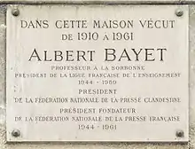 Plaque au n°2.