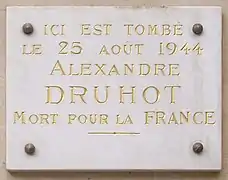 Plaque au no 29 en hommage à Alexandre Druhot, mort pendant la Libération de Paris.
