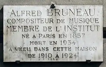 Plaque au no 10.