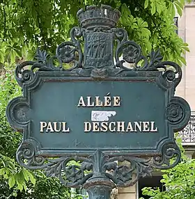 Voir la plaque.