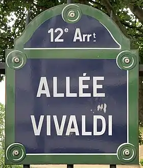 Voir la plaque.