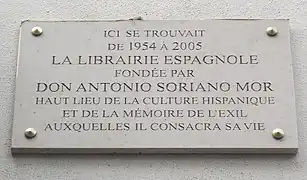 Plaque au no 72, édifice de la Librairie espagnole fondée par Antonio Soriano.