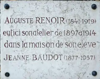 Plaque indiquant qu'Auguste Renoir a eu son atelier dans la maison de Jeanne Baudot au 4, rue du Général Leclerc à Louveciennes.