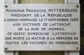 Plaque en mémoire de l'attentat de la rue de Rennes au no 140 bis.