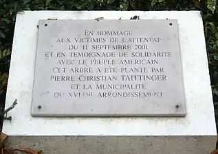 Plaque en hommage aux victimes des attentats du 11 septembre 2001.