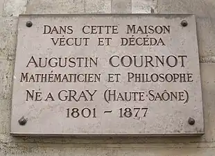 Plaque au no 2 en hommage à Augustin Cournot.