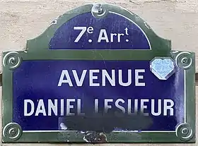 Voir la plaque.