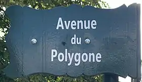 Voir la plaque.