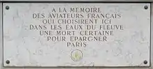 Plaque sur le pont de Tolbiac en mémoire des aviateurs français s'étant abîmés dans la Seine pour épargner Paris le 3 octobre 1943.