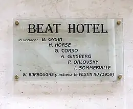 La plaque de commémoration du Beat Hotel en 2009.