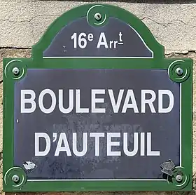 Voir la plaque.