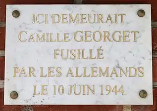 Plaque 30 rue Cartault en hommage à Camille Georget, fusillé par les Allemands le 10 juin 1944.