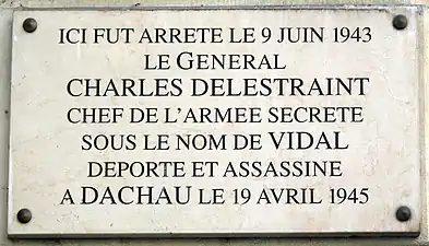 Plaque honorant la mémoire du général Charles Delestraint, chef de l'Armée secrète, arrêté au 11 chaussée de la Muette.