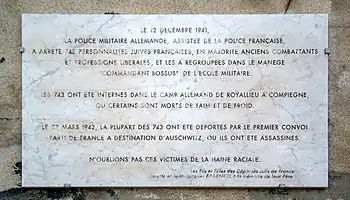 Plaque commémorative place de l'École-Militaire à Paris, en mémoire des 743 personnalités juives françaises arrêtées le 12 décembre 1941 et internées à Royallieu, avant d'être déportées, pour la plupart, dans le premier convoi parti de France à destination d'Auschwitz, en mars 1942.