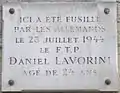 Plaque au no 153, en mémoire de Daniel Lavorini, tué par les Allemands pendant la libération de Paris (1944).