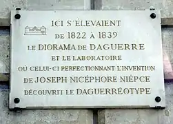 Plaque commémorant le diorama de Louis Daguerre.