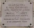 Plaque au no 9, rendant hommage à Edmond Grasset, assassiné par la Milice le 8 mai 1944 et à Marcel Bonnet, arrêté et déporté.