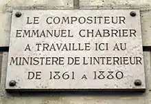 Plaque commémorative au no 7, en hommage à Emmanuel Chabrier.