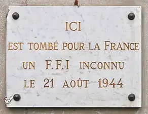 Plaque en hommage à un FFI mort pendant la Libération de Paris, au croisement avec le boulevard Raspail.