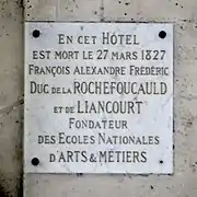 Plaque à la mémoire de François Alexandre Frédéric de La Rochefoucauld-Liancourt au no 9.