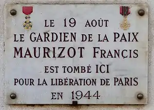 Plaque au no 7 rendant hommage à Francis Maurizot, mort pour la Libération de Paris.