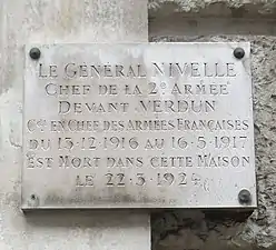 Plaque en l'honneur du général Nivelle aux nos 33-35.
