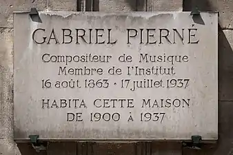 Plaque au no 8 en hommage à Gabriel Pierné.