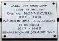Plaque en mémoire de Gaston Monnerville au no 27.