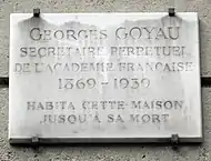 Plaque commémorative, apposée sur la façade de l'immeuble au no 20 bis, où habite l'historien Georges Goyau jusqu'à sa mort.
