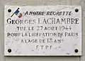 Plaque au no 67 en hommage au résistant Georges Lachambre, tué pendant la Libération de Paris.