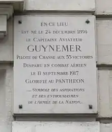 Plaque en l'honneur de l'aviateur Georges Guynemer au no 89.