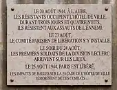 Plaque sur la façade de l'hôtel de ville au sujet de la Libération de Paris.