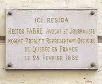 Plaque au no 6, immeuble qu'habita Hector Fabre, le premier représentant officiel du Québec en France.