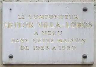 Plaque aux no 11-13.