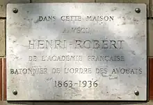 Plaque au no 98 pour Henri-Robert.