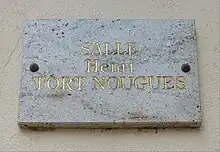 La plaque portant le nom d'Henri Tort-Nouguès visible sur le foyer municipal de Fontiers-Cabardès