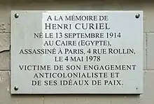Plaque commémorative de l'assassinat d'Henri Curiel rue Rollin, Paris