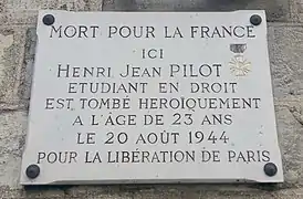 Plaque au no 33, devant le palais Bourbon, en hommage à Henri Jean Pilot, mort pour la Libération de Paris (1944).
