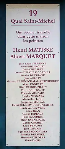 Plaque claire tout en hauteur avec en rouge quantité de noms gravés sous ceux, en gros, de Matisse et Marquet.